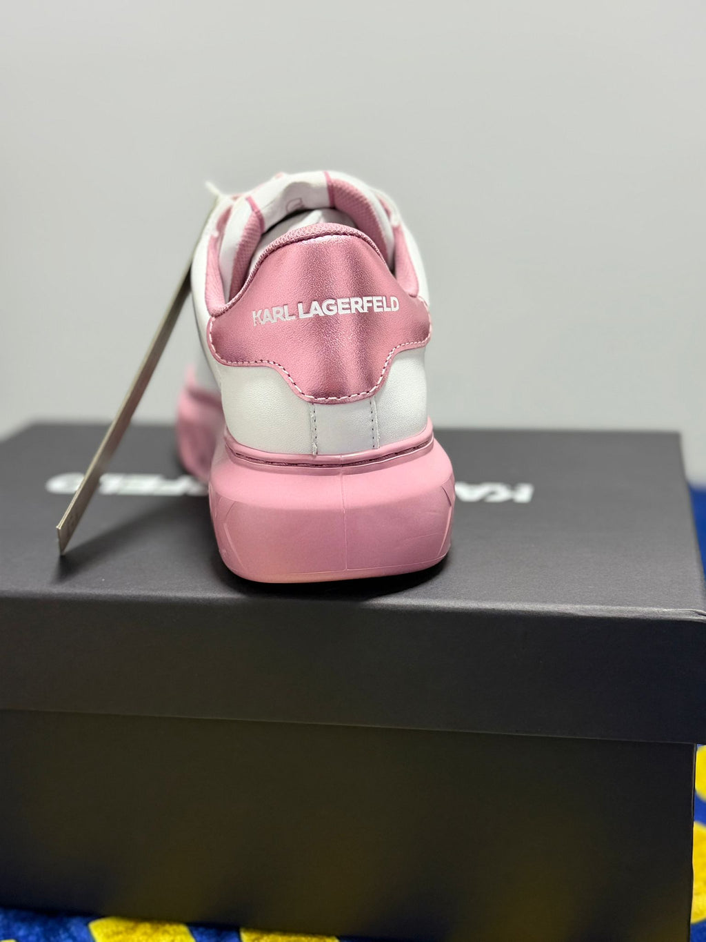 Karl Lagerfeld KAPRI KITE Outline NFT Lo White (Alb/Roz) - Talpă Inimioare